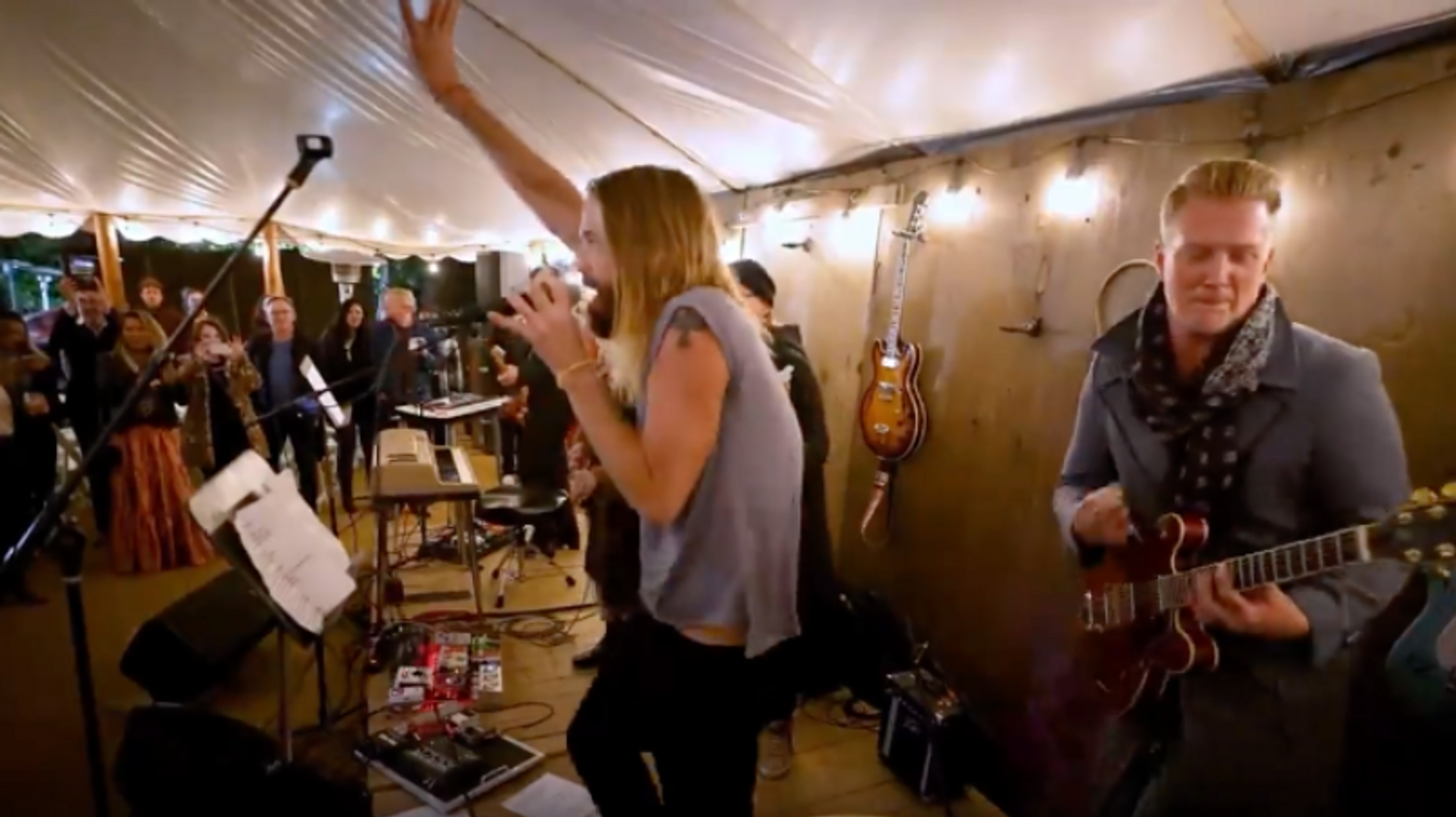 Taylor Hawkins de Foo Fighters et Josh Homme de QoTSA réunis pour la bonne cause